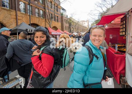 16. Juli 2022: Garima und Cindy aus dem Hills Shire in Sydney brachten ihren besten Freund mit zum Weihnachtsfest im Juli, den Rocks Markets in Sydney Stockfoto