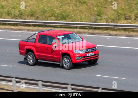 2018 roter VW Volkswagen AMAROK DC V8 TDI Highline 4Motion 2967cc Dieselaufnahme; Fahrt auf der M6 Motorway, Manchester, Großbritannien Stockfoto