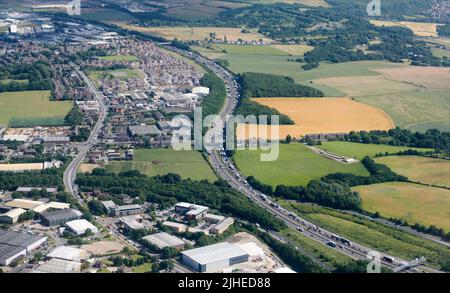 Eine Luftaufnahme der Autobahn M62, südlich von Leeds, mit Blick nach Osten in Richtung Tingley, West Yorkshire, Großbritannien Stockfoto