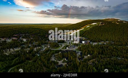 Luftdrohnenaufnahme der Stadt Levi, sonniger Sommerabend mit Regenbogen in Lappland, Finnland Stockfoto