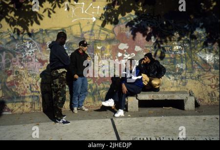 La Haine Jahr : 1995 Frankreich Regisseur : Mathieu Kassovitz sagte Taghmaoui, Hubert Kounde, Vincent Cassel, Mathieu Kassovitz Aufnahmefoto Stockfoto