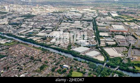 Eine Luftaufnahme des Gewerbegebiets Trafford Park, Manchester, Nordwestengland, Großbritannien Stockfoto