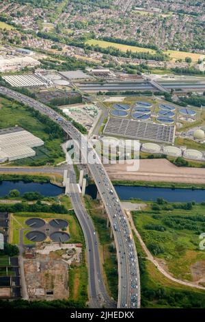 Eine Luftaufnahme der Autobahn M60, westlich von Manchester, beim Überqueren des Manchester Ship Canal, Nordwestengland, Großbritannien Stockfoto