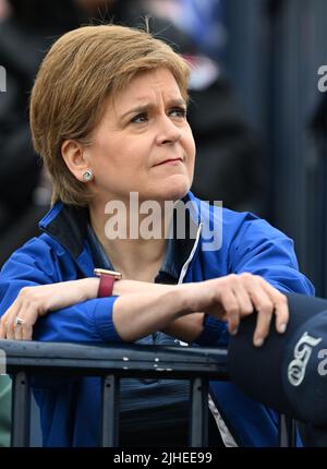 150. Open Golf Championships, The Old Course, St Andrews, Juli 15. 2022 die schottische First-Ministerin Nicola Sturgeon beobachtet das Spiel von der Tribüne aus. Stockfoto