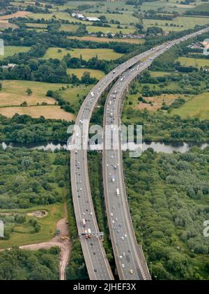 Ein Luftbild des Thelwell Viadukts, das auf der Autobahn M6 über den Manchester Ship Canal in der Nähe von Warrington, Tscheshire, Nordwestengland, Großbritannien, führt Stockfoto