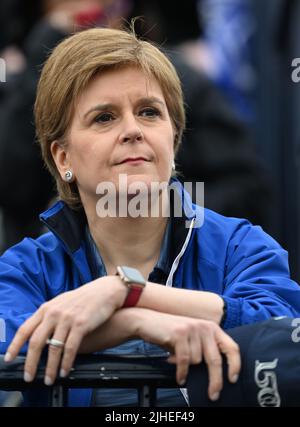 150. Open Golf Championships, The Old Course, St Andrews, Juli 15. 2022 die schottische First-Ministerin Nicola Sturgeon beobachtet das Spiel von der Tribüne aus. Stockfoto