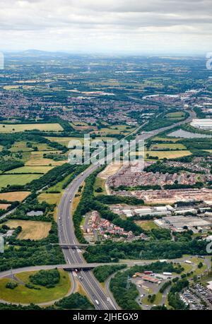 Eine Luftaufnahme der toll Motorway M6, in der Nähe von Cannock, West Midlands, UK, Shropshire Hills in der Ferne Stockfoto