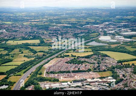 Eine Luftaufnahme der toll Motorway M6, in der Nähe von Cannock, West Midlands, UK, Shropshire Hills in der Ferne Stockfoto