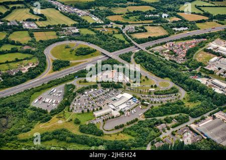 Eine Luftaufnahme der Norton Canes-Dienste auf der toll Motorway M6, in der Nähe von Cannock, West Midlands, UK, Shropshire Hills in der Ferne Stockfoto
