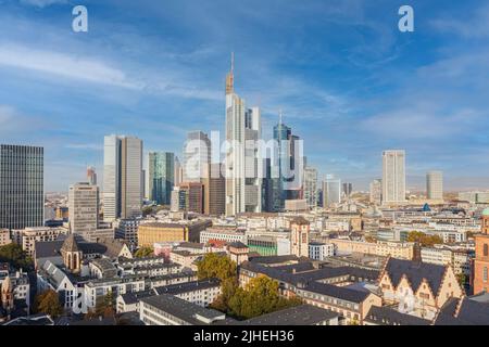 FRANKFURT, DEUTSCHLAND - MAI 15: Luftaufnahme der Skyline von Frankfurt am Main am 15. MAI 2022 in Frankfurt, Deutschland Stockfoto