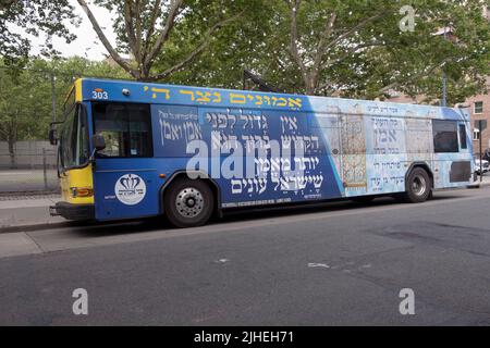 Ein privates Busunternehmen Fahrzeug mit hebräischen Botschaften, die die Tugenden des Amen während der Gebetsdienste verkünden. In Williamsburg, Brooklyn, New York. Stockfoto