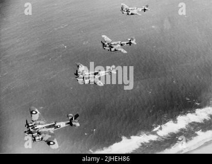 Vintage-Foto um 1942 von Bombern der Royal Australian Airforce Bristol Beaufort Mark V, die während des Zweiten Weltkriegs in Formation über die Küste Australiens flogen Stockfoto