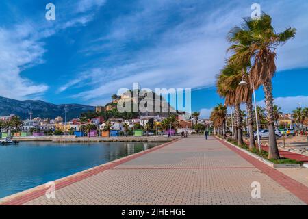 Denia Spanien Blick auf die Burg von Marina Alicante mit Palmen und Bergen und einem wunderschönen blauen Himmel Stockfoto