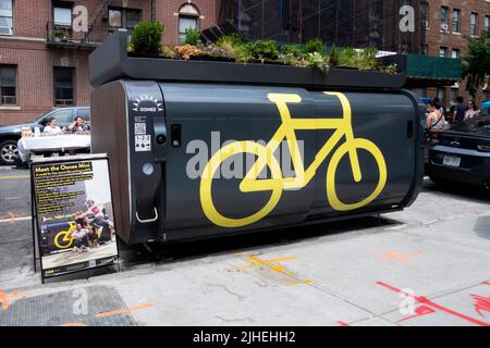 Ein Oonee Mini Bike Pod, ein sicherer Parkplatz für 10 Fahrräder im Bereich auf 1 Parkplatz. An der 31. Avenue in Astoria, Queens, New York City. Stockfoto