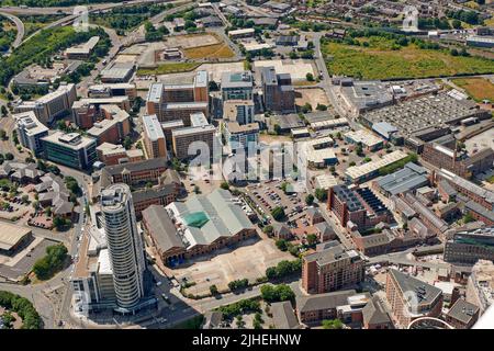 Eine Luftaufnahme von Leeds City Centre, West Yorkshire, Nordengland, Großbritannien, zeigt das Entwicklungsgebiet von Holbeck und South Bank und Temple Mill Stockfoto