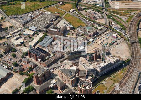 Eine Luftaufnahme von Leeds City Centre, West Yorkshire, Nordengland, Großbritannien, zeigt das Entwicklungsgebiet von Holbeck und South Bank und Temple Mill Stockfoto
