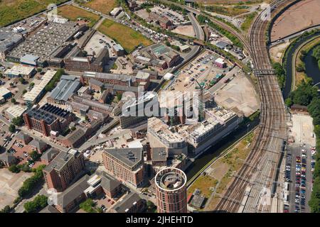 Eine Luftaufnahme von Leeds City Centre, West Yorkshire, Nordengland, Großbritannien, zeigt das Entwicklungsgebiet von Holbeck und South Bank und Temple Mill Stockfoto