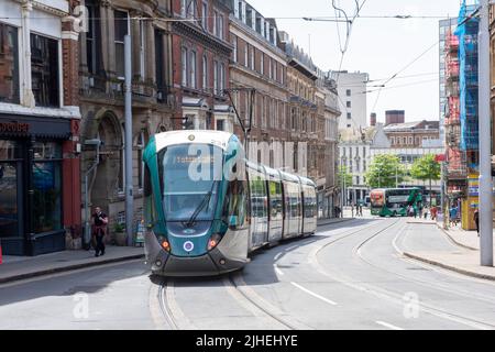 Straßenbahn auf der Goldsmith Street auf dem Campus der Trent University City, Nottinghamshire, England Stockfoto