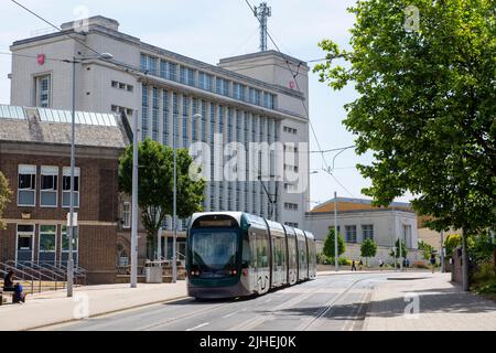 Straßenbahn auf der Goldsmith Street auf dem Campus der Trent University City, Nottinghamshire, England Stockfoto