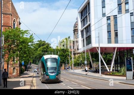 Straßenbahn auf der Goldsmith Street auf dem Campus der Trent University City, Nottinghamshire, England Stockfoto