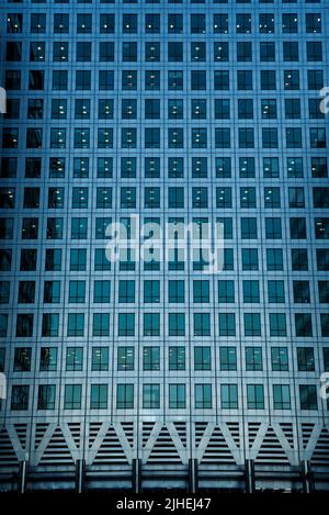 Moderne Architektur: Imposantes Bürogebäude, Wolkenkratzer, der einen blauen Winterhimmel reflektiert. Stockfoto