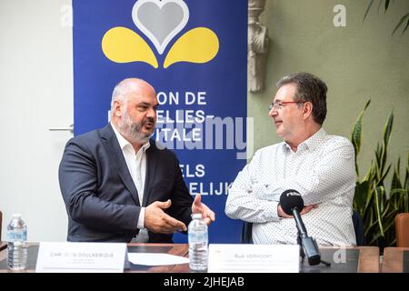 Christos Doulkeridis, Bürgermeister von Ixelles/Elsene und Ministerpräsident der Region Brüssel, Rudi Vervoort, werden am Montag, den 18. Juli 2022, auf einer Pressekonferenz über das erste kollektive Flüchtlingsheim für ukrainische Flüchtlinge in der Region Brüssel in Brüssel gesehen. BELGA FOTO JONAS ROOSENS Stockfoto