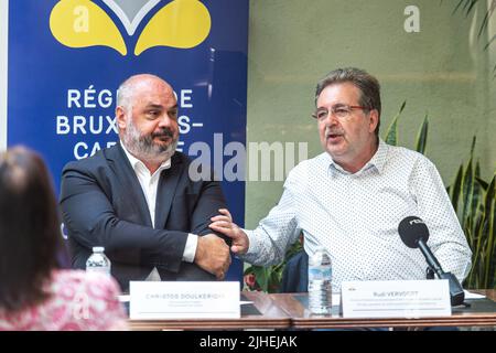 Christos Doulkeridis, Bürgermeister von Ixelles/Elsene und Ministerpräsident der Region Brüssel, Rudi Vervoort, werden am Montag, den 18. Juli 2022, auf einer Pressekonferenz über das erste kollektive Flüchtlingsheim für ukrainische Flüchtlinge in der Region Brüssel in Brüssel gesehen. BELGA FOTO JONAS ROOSENS Stockfoto