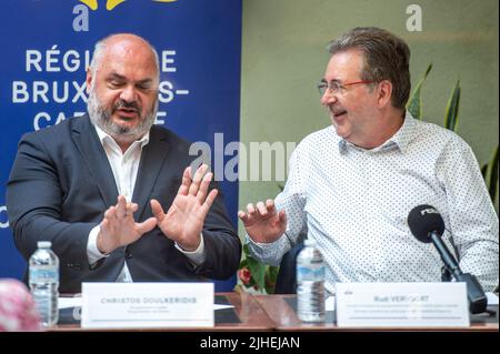 Christos Doulkeridis, Bürgermeister von Ixelles/Elsene und Ministerpräsident der Region Brüssel, Rudi Vervoort, werden am Montag, den 18. Juli 2022, auf einer Pressekonferenz über das erste kollektive Flüchtlingsheim für ukrainische Flüchtlinge in der Region Brüssel in Brüssel gesehen. BELGA FOTO JONAS ROOSENS Stockfoto