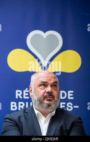 Christos Doulkeridis, Bürgermeister von Ixelles/Elsene, wird am Montag, den 18. Juli 2022, bei einer Pressekonferenz über das erste kollektive Flüchtlingsheim für ukrainische Flüchtlinge in der Region Brüssel gesehen. BELGA FOTO JONAS ROOSENS Stockfoto