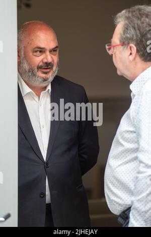 Christos Doulkeridis, Bürgermeister von Ixelles/Elsene und Ministerpräsident der Region Brüssel, Rudi Vervoort, werden am Montag, den 18. Juli 2022, auf einer Pressekonferenz über das erste kollektive Flüchtlingsheim für ukrainische Flüchtlinge in der Region Brüssel in Brüssel gesehen. BELGA FOTO JONAS ROOSENS Stockfoto