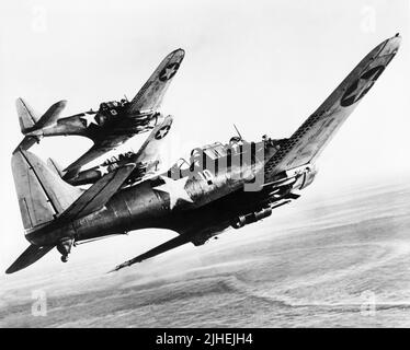 Vintage-Foto um 1942 von einem Flug der amerikanischen Douglas SBD Dauntless Tauchbomber im Flug. Sie diente während des Pazifikkrieges gegen das Japanische Reich mit dem US Marine Corps und der US Navy auf Flugzeugträgern Stockfoto