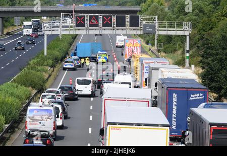 Peine, Deutschland. 18.. Juli 2022. Autos werden nach einem Unfall auf der Autobahn A2 im Bezirk Peine geparkt. Der Fahrer eines Transporters war am Montag bei einem Unfall auf der Autobahn 2 bei Peine in seinem Auto gefangen. Es bildete sich ein kilometerlanger Stau. Quelle: Julian Stratenschulte/dpa/Alamy Live News Stockfoto