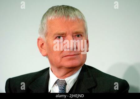 ARCHIVFOTO: Otto SCHILY feiert am 20. Juli 2022 seinen 90.. Geburtstag, Otto SCHILY, GER, Politiker, Innenminister der Grünen, Portrait, 09.06.2005 ?SVEN SIMON #Princess-Luise-Str. 41 #45479 Mülheim/Ruhr # tel:0208 9413250 # Fax 0208 9413260 # Account 1428150 C ommerzbank Essen Bankleitzahl 36040039 # www.SvenSimon.net # e-Mail:SvenSimon@t-online.de. Stockfoto