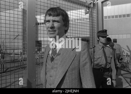 ARCHIVFOTO: Otto SCHILY feiert am 20. Juli 2022 seinen 90.. Geburtstag 01SN SCHILY210575PL.jpg Otto SCHILY, Deutschland, Rechtsanwalt, Vor dem Gerichtsgebäude in Stuttgart-Stammheim, beim Baader-Meinhoff-Prozess, 21. Mai 1975. ?SVEN SIMON#Huyssenallee 40-42 #45128 Essen#Tel.: 0201/234556 Fax: 0201/234539 Konto 1428150 Commerzbank Essen BLZ 36040039 www.photopool.de. Stockfoto