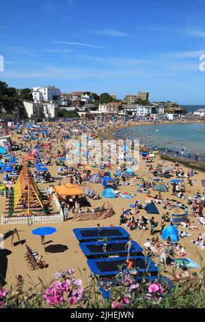 Die Strände waren über das Wochenende in Broadstairs, Kent, voll, da Großbritannien mit Prognosen von 41 Grad den heißesten Tag aller Zeiten erwartet. Stockfoto