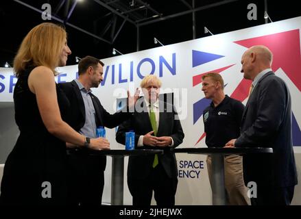 Premierminister Boris Johnson sieht die Ausstellung von SaxaVord, dem britischen Weltraumbahnhof, während eines Besuchs der Farnborough International Airshow in Hampshire. Bilddatum: Montag, 18. Juli 2022. Stockfoto