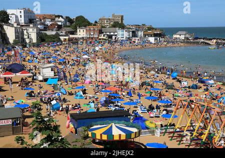 Die Strände waren über das Wochenende in Broadstairs, Kent, voll, da Großbritannien mit Prognosen von 41 Grad den heißesten Tag aller Zeiten erwartet. Stockfoto