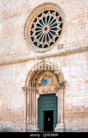 Hauptportal der Kirche Santa Maria della Tomba, Sulmona, Italien Stockfoto