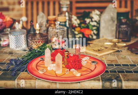 Schöner Altar mit Kristallen und Rosenblüten. Stockfoto