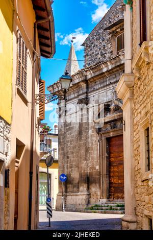 Fassade der Kirche San Pietro, Sulmona, Italien Stockfoto