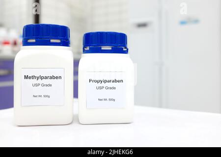 Selektiver Fokus einer Flasche Methylparaben und Propylparaben-Parabene, reiner chemischer Verbindung, die als Konservierungsmittel in Kosmetika und Pharmazeutika verwendet wird Stockfoto