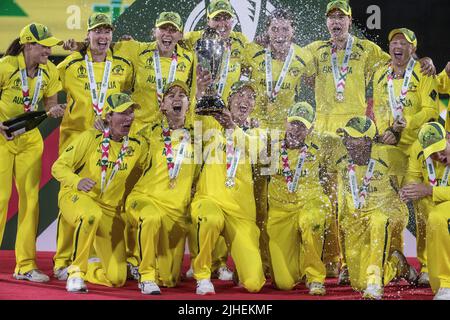 Datei-Foto vom 03-04-2022 von Australien, das nach dem ICC Women's World Cup 2022 Finale feiert. Die World T20 Champions Australia bringen die Cricket-Spiele der Frauen gegen Indien in eine der Neuzugänge des Spielplans, während Basketball 3x3 und gemischtes Synchronspringen zum ersten Mal ausgetragen werden. Ausgabedatum: Montag, 18. Juli 2022. Stockfoto