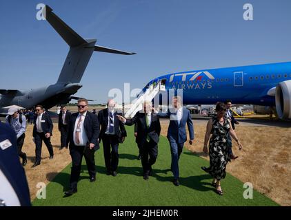 Premierminister Boris Johnson bei einem Besuch der Farnborough International Airshow in Hampshire. Bilddatum: Montag, 18. Juli 2022. Stockfoto