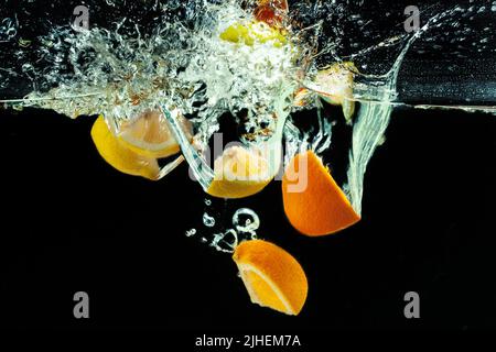 viele Früchte Spritzer ins Wasser Stockfoto