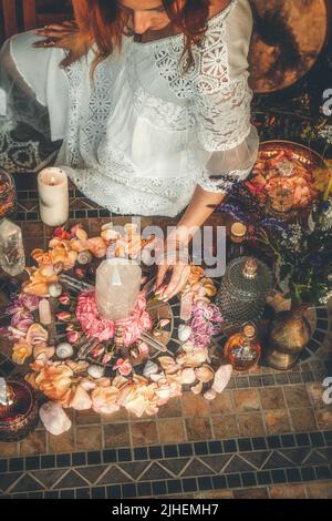 Schöner Altar mit Kristallen und Rosenblüten. Stockfoto