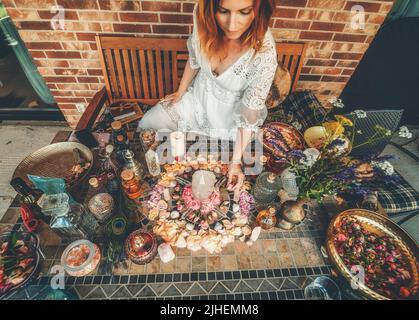 Schöner Altar mit Kristallen und Rosenblüten. Stockfoto