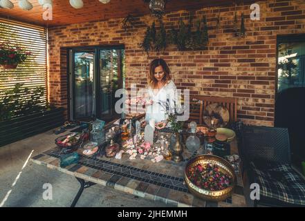 Schöner Altar mit Kristallen und Rosenblüten. Stockfoto