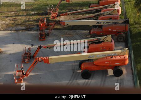 Ultra-Boom, Boomlift 38 Meter artikulieren Art Parkplatz auf dem Hof. Stockfoto