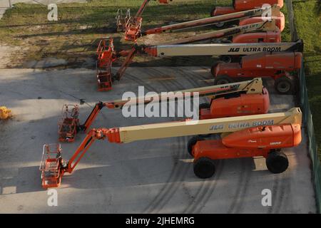 Ultra-Boom, Boomlift 38 Meter artikulieren Art Parkplatz auf dem Hof. Stockfoto