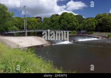 Blackweir Suspension Bridge und River Taff, Pontcanna Fields, Cardiff, Wales. Stockfoto